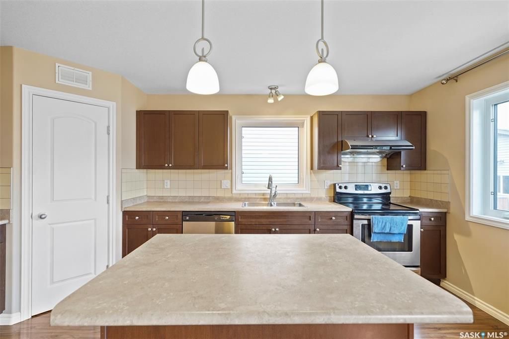 Stonebridge小区4房3卫独立屋出售。面对小学公园好景色。1464尺大空间开放式设计，枫木橱柜，不锈钢家电，收纳角柜，2 楼3个大卧室，主卧带独立洗手间。地下室完全装修有1房间1大活动厅。大后院带独立露台，双车库。另有中央空调，中央吸尘，加湿器，换风系统，垃圾粉碎机，前露 - 11