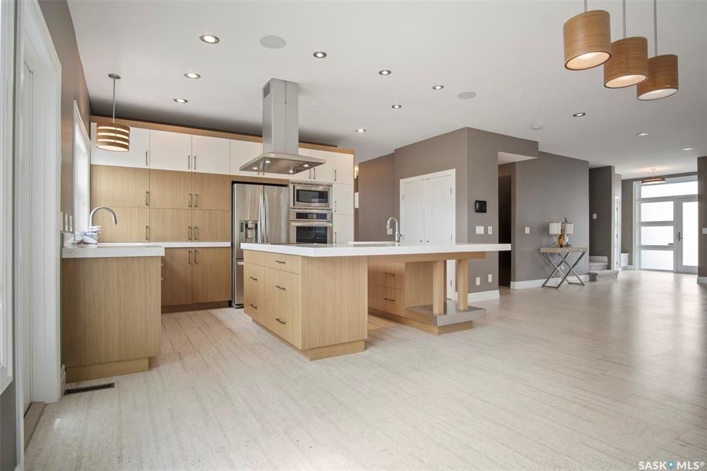 Rosewood小区2419尺现代风格2层独立屋出售。本地人业主，背靠公园绿地。3房3卫+1书房。顶级豪华装修：双向壁炉，软木地板，核桃木橱柜，大理石台面，全屋自动控制系统，主卧带5片豪华洗手间，二楼外加655尺超大阳台。位于小区最佳街区之一。挂牌价格：$829900。 有意请联 - 15