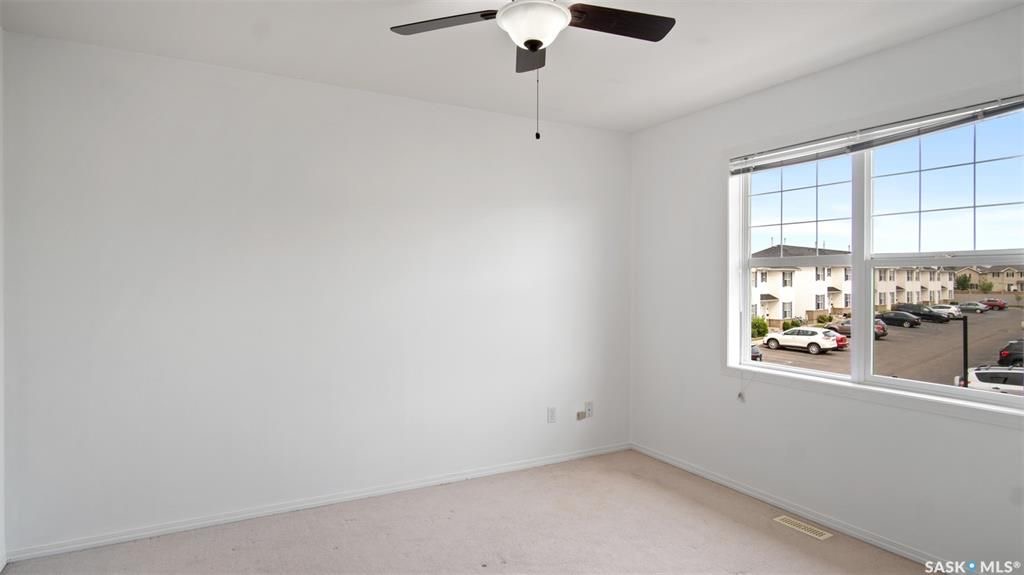 Lakewood小区2003年建3室2卫联排，背靠公园和湖景优美 ，私密大露台，实木地板，有空调。可以步行至附近商业购物方便，近小学。全新刷漆，保养状况好，带两个停车位。地下室未装修。开价$229000。 有意请联系地产经纪Gary Gai 3063413677 微信：gar - 9