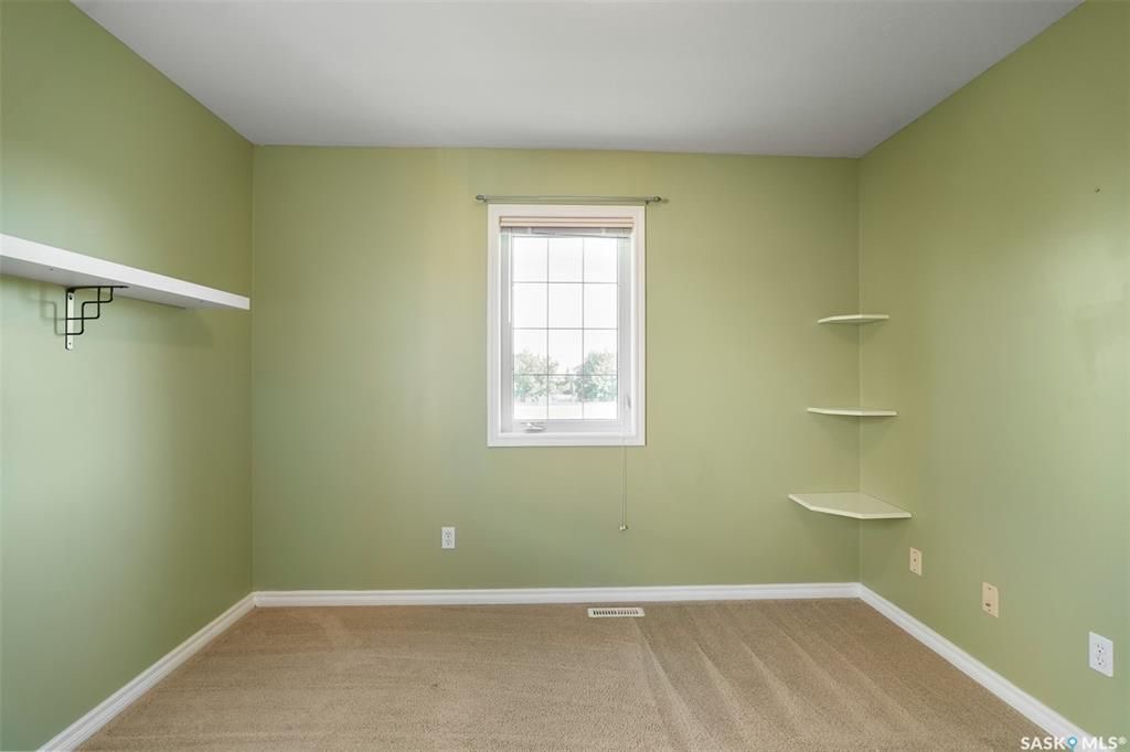 Briarwood小区私密联排出售3房3卫，安静边户多窗户采光好，安静私密绿地，背面没有邻居。二楼三个大尺寸房间，地下室装修有1超大多功能厅外加洗手间，保养如新，实木地板，升级橱柜，天然气壁炉，天窗，中央冷气等。挂牌价格 $285000。详情联系地产经纪Gary Gai 盖王睿  - 20