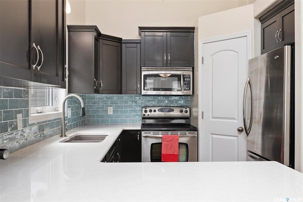 Willowgrove小区 3房3卫联排出售，步行100米 至小学，公园，附近购物，高中。边户，连房双车库外加双车位，一楼实木地板挑高顶开放厨房餐厅客厅，厨房理石台面配拐角储物间。二楼2大房间，半地下室大窗户一房/一厅一卫；大露台。安静封闭小区。房屋保养好 - 3