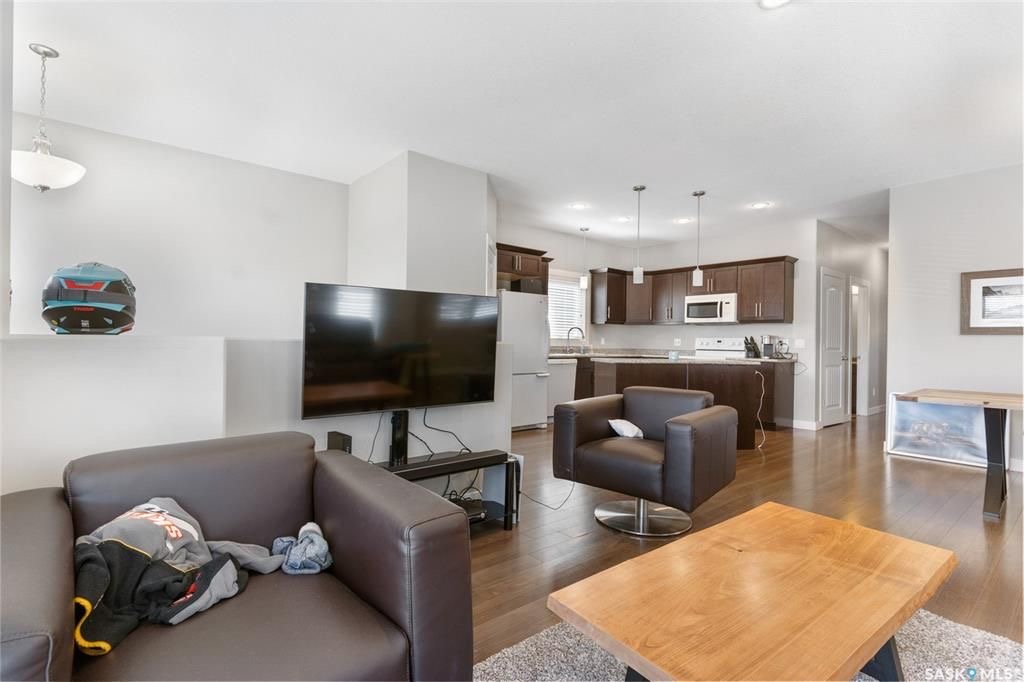 Evergreen小区1215尺错层独立屋出售, 本地西人业主，4房3卫，半地下室带合法出租1厅 1房间1卫分电表，独立出入独立洗衣烘干，另有1大活动空间用于主层住户使用，双车库外加1室外停车位，拐角地块多停车位，带露台，采光好，步行百米至两所小学及公园。 - 10