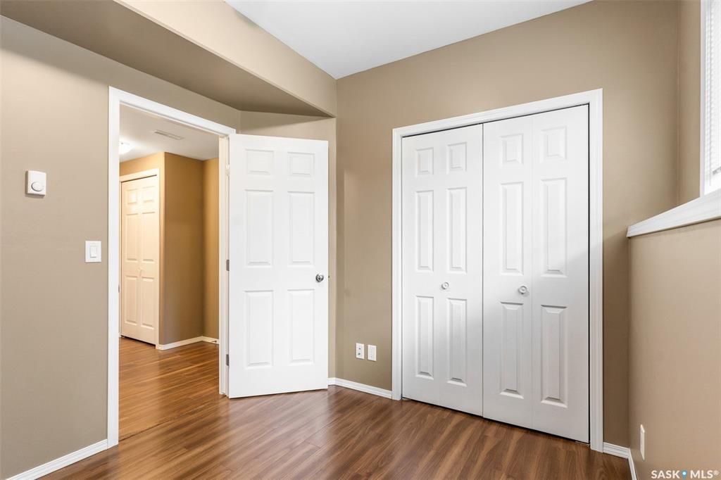 Stonebridge小区近1410尺错层独立屋出售，5房3卫，半地下室带合法出租2房1厅1厨1卫分电表，独立出入独立洗衣烘干，独立热水器。高档装修，连房加大尺寸双车库，双层露台。后院私密性好没有邻居相连。主层挑高顶，木地板，枫木橱柜，大厨房带独立角柜，主卧带独立洗手间和步入衣柜 - 27