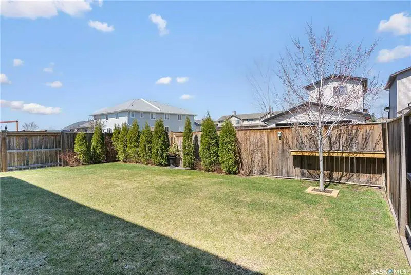 Willowgrove小区Blackrock建筑商两层4房4卫独立屋出售。位于小区安静私密钥匙扣路段，近小学，公园，购物。高档装修，三层窗户，实木地板，天然气石头装饰壁炉，枫木厨房大理石台面，升级洁具。二楼外加多功能厅。主卧带步入衣柜，豪华装修洗手间。地下室装修有一房一活动厅一卫 - 28