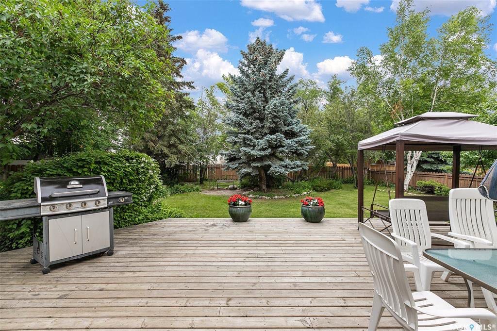 West College Park小区两层独立屋出售。独处幽静便利好街，绿树成荫，超级65尺面宽，过9000尺大地块。4房4卫。屋主精心打理。地下室完整装修。新窗户，新瓦片，高效锅炉。可步行至小学，Evan Hardy高中，8街购物。挂牌价格：399900。 - 4