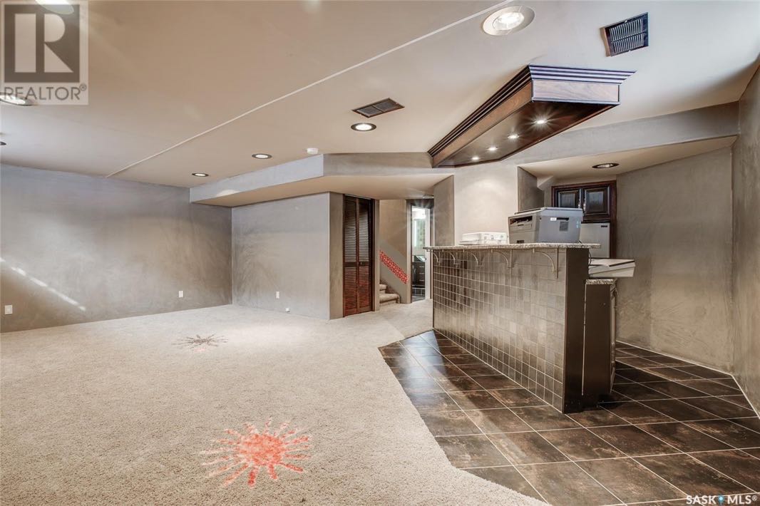 Arbor Ceek小区2001年建 1677尺 3房4卫独立屋出售，近公园，附近购物，高中。一楼开放式厨房餐厅客厅；二楼3房两卫，主卧带洗手间，地下室装修有一大厅一卫；双车库，设备：新风系统。 新换瓦片。挂牌价格：$449900。详情联系地产经纪Gary Gai - 8