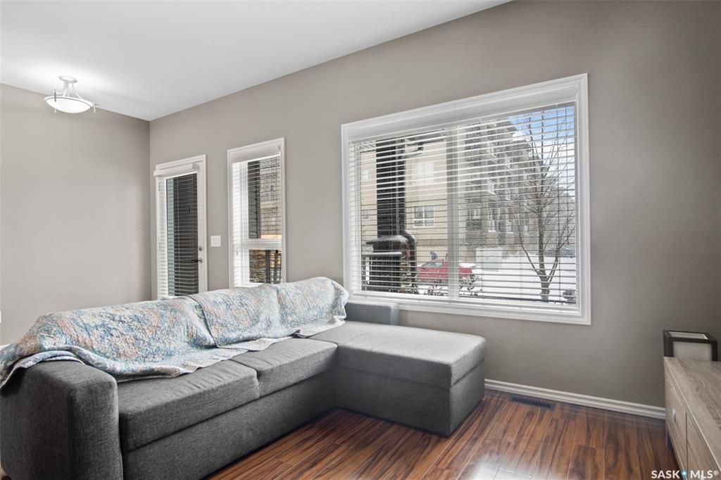 Willowgrove小区2011年建1310尺3房3卫联排别墅出售。房屋年代新，高档社区，整体保养得当。交通便利，可步行至两所小学和公园，近百年高中，近购物中心。一楼朝阳自然光充足，客厅宽敞明亮。一层9英尺挑高，高级复合板地板，全花岗岩台面，枫木橱柜，厨房设备齐全。二楼3大卧室 - 5