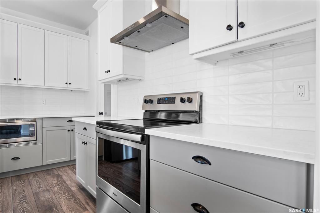 Brighton小区2019年建近2000尺4房4卫独立屋出售！院子私密不靠邻居，步行至公园，购物，及未来规划小学。1 楼9尺层高，带独立书房，开放式设计客厅带壁炉，厨房大理石台面，背景砖，高级不锈钢家电，带独立角柜。大窗户好朝向好彩光。二楼3个大卧室外加超大多功能厅，大主卧带步 - 11