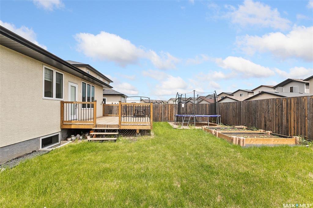 Willowgrove小区大面积1525尺平层独立屋出售。步行400米至两所小学。4房3卫+地面上1书房。高档装修9尺层高，理石台面。大尺寸卧室，开放大空间地下室有独立吧台。后院有私密后道。房屋年代新保养好。挂牌价格：$469900。有意请联系地产经纪Gary Gai 盖王睿 - 6