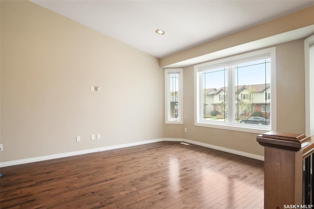 Willowgrove小区5房3卫错层独立屋出售，背靠农地美景，私密无遮挡视野。开放式设计，挑高尖顶，实木地板，枫木厨房带不锈钢家电和角柜，主卧带步入衣柜独立洗手间，半地下室多大窗户9尺层高，2房1超大活动厅外加豪华独立洗手间。双车库带保温，大后院大露台。房屋采光好，保养佳。挂牌 - 9