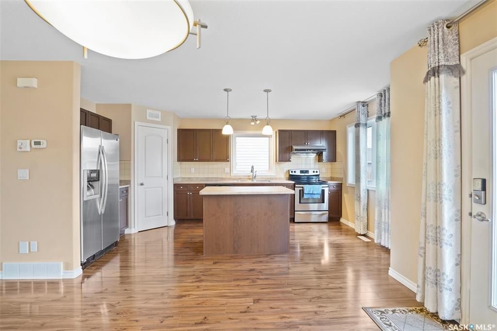 Stonebridge小区4房3卫独立屋出售。面对小学公园好景色。1464尺大空间开放式设计，枫木橱柜，不锈钢家电，收纳角柜，2 楼3个大卧室，主卧带独立洗手间。地下室完全装修有1房间1大活动厅。大后院带独立露台，双车库。另有中央空调，中央吸尘，加湿器，换风系统，垃圾粉碎机，前露 - 10