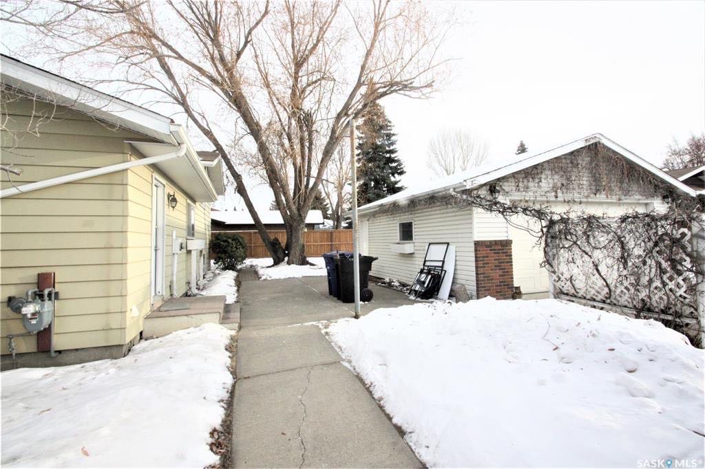 Forestgrove小区，完全装修独立屋，4房3卫，双车库，新厨房，新地板，新刷漆，开价324900。 有意请联系地产经纪Gary Gai 3063413677 微信：gary3677 - 4