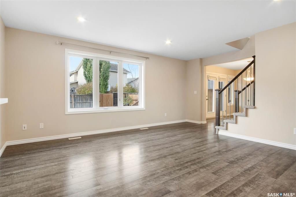 Stonebridge小区步行300米至小学，购物，4房4卫完全装修独立屋出售。2013年建造，安静私密路段，不靠主马路，近社区大公园。 1楼大客厅大窗户好采光，白色现代橱柜，不锈钢家电，充足操作台及收纳空间，2 楼3个大卧室，主卧带独立洗手间步入式衣柜。地下室完全装修有1大家庭 - 9