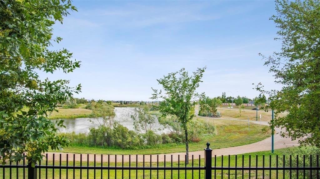 Lakewood小区2003年建3室2卫联排，背靠公园和湖景优美 ，私密大露台，实木地板，有空调。可以步行至附近商业购物方便，近小学。全新刷漆，保养状况好，带两个停车位。地下室未装修。开价$229000。 有意请联系地产经纪Gary Gai 3063413677 微信：gar - 5