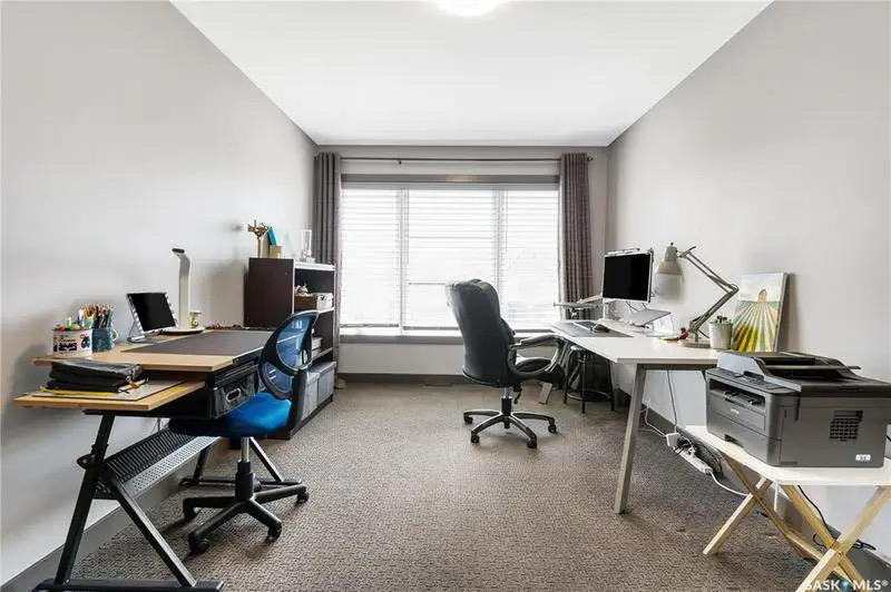 Willowgrove小区Blackrock建筑商两层4房4卫独立屋出售。位于小区安静私密钥匙扣路段，近小学，公园，购物。高档装修，三层窗户，实木地板，天然气石头装饰壁炉，枫木厨房大理石台面，升级洁具。二楼外加多功能厅。主卧带步入衣柜，豪华装修洗手间。地下室装修有一房一活动厅一卫 - 21