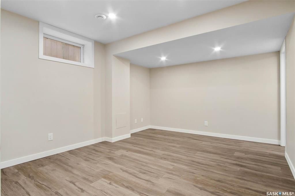 Stonebridge小区步行300米至小学，购物，4房4卫完全装修独立屋出售。2013年建造，安静私密路段，不靠主马路，近社区大公园。 1楼大客厅大窗户好采光，白色现代橱柜，不锈钢家电，充足操作台及收纳空间，2 楼3个大卧室，主卧带独立洗手间步入式衣柜。地下室完全装修有1大家庭 - 20