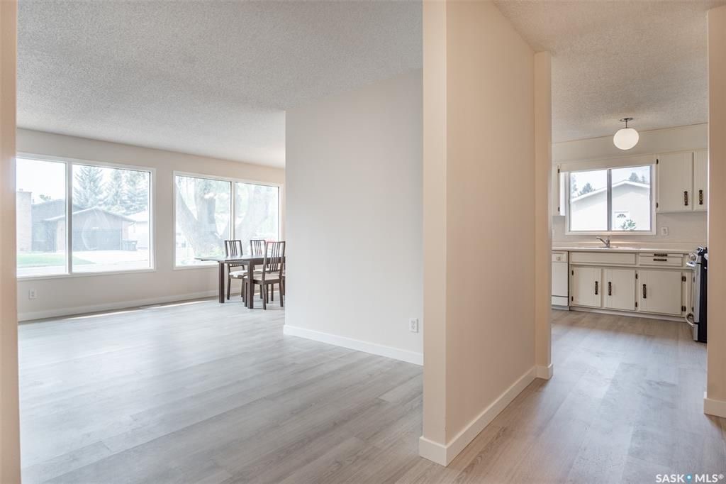 WILDWOOD小区1300尺4房3卫厅大平层独立屋出售，位置便利，近小学高中，周边配套设施齐全。 2013年新换瓦片，全新地板，近期更新了墙面，中央空调，浇水管道等其他设备。一楼功能性强好格局，地下室有装修好的娱乐休息区及卫生间。大面积后院和一个大露台，私密性强。 - 4