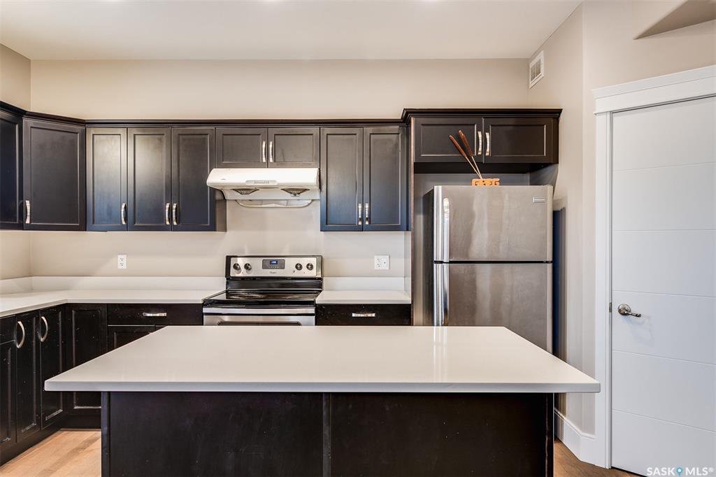 Stonebridge小区近1600尺双层独立屋出售。优质建商D&S高档装修：实木地板，高层高，石头台面，大厨房，大地块。开价：$405000 - 6