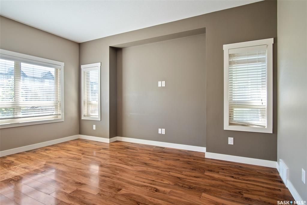 Willowgrove小区2013年建1360尺4房4卫联排别墅出售。房屋年代新，高档社区，整体保养得当。交通便利，可步行至两所学校和公园，近购物中心。房子是边户，一楼自然光充足，客厅宽敞明亮。一层9英尺挑高，高级复合板地板，全花岗岩台面，枫木橱柜，厨房设备齐全。二楼洗衣房，超大 - 8