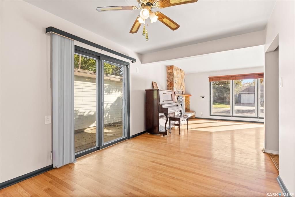 绝佳好位置Greystone Heights小区，步行至大学，8街购物等设施。大尺寸1310尺4房4卫平层独立屋出售。占地7326尺大地块，原橡木地板，客厅带天然气壁炉，好彩光，主卧带独立洗手间，地下室带独立出入口，完整装修有一个多功能厅带水吧台，独立书房，一个大窗户卧室，另有2 - 15