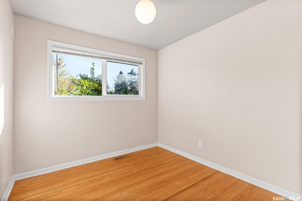 绝佳好位置Greystone Heights小区，步行至大学，8街购物等设施。大尺寸1310尺4房4卫平层独立屋出售。占地7326尺大地块，原橡木地板，客厅带天然气壁炉，好彩光，主卧带独立洗手间，地下室带独立出入口，完整装修有一个多功能厅带水吧台，独立书房，一个大窗户卧室，另有2 - 20