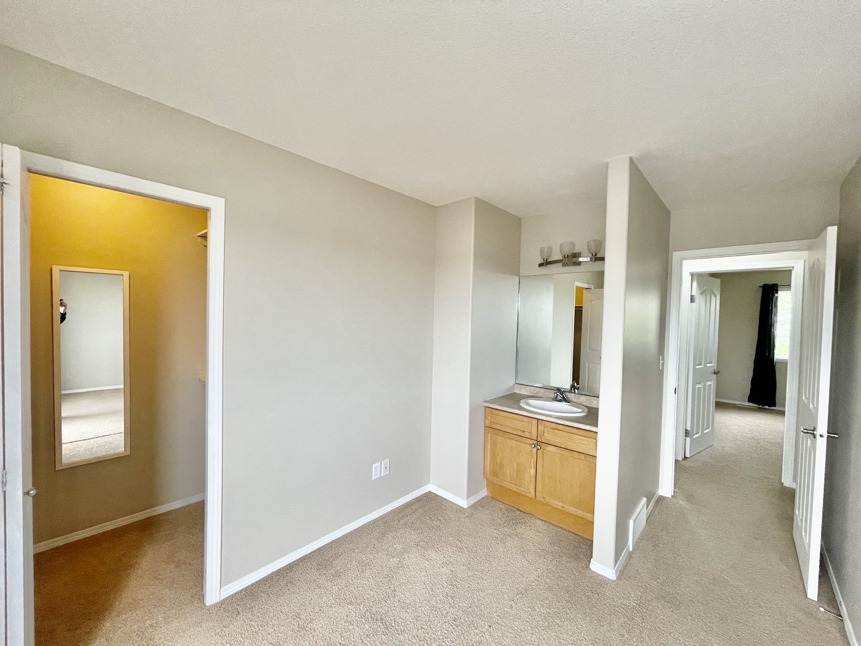 Willowgrove小区4房3卫两层独立屋出售1152尺，2007年建，本地业主，双车库带独立院子和大露台。合成板地板，枫木橱柜，带岛台和角柜，宽敞明亮客厅。2楼3房一洗手间，主卧带步入衣柜和水池梳妆台，地下室完整装修有一房一厅一卫。位置便利步行至小学，公园，超市购物。自住投资 - 13