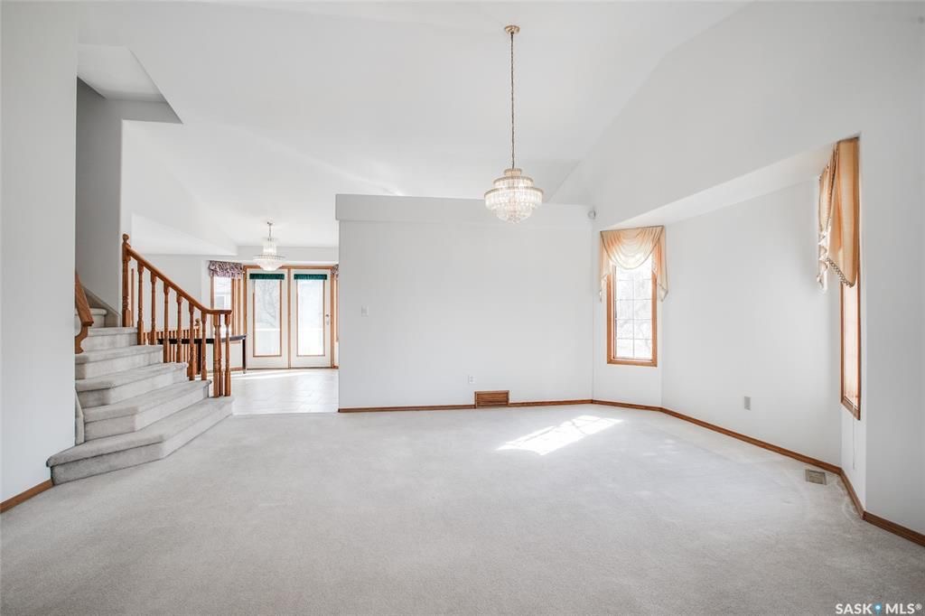 Erindale小区2125 尺湖景4房4卫另带1书房独立屋出售。主卧可欣赏John Avant小湖公园，近Father Robinson和Dr John G Egnatoff小学。保养极佳，升级更新有 不锈钢锅炉，部分新窗，新刷漆，车库门，热水器等。挑高顶设计。一层大书房 - 5