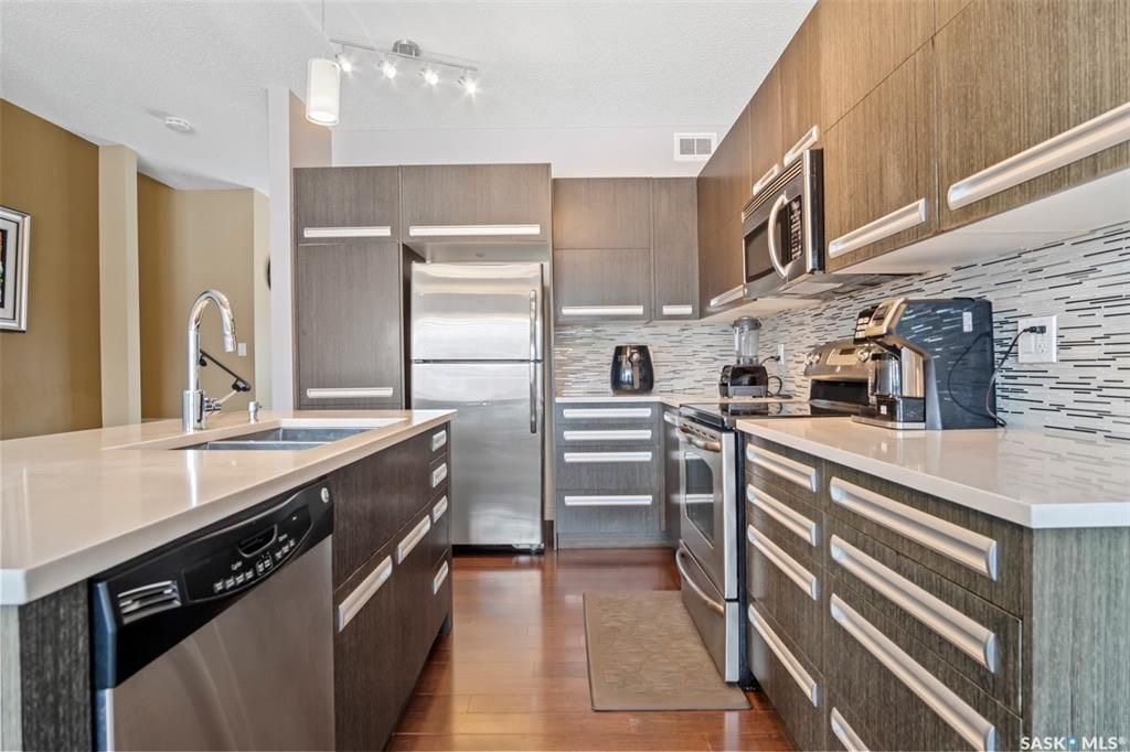 Stonebridge小区面对学校公园，4房4卫双拼屋出售！没有物业费！双车库，独立小院，高档装修。9尺层高，实木地板，理石台面，主卧带独立洗手间，地下室装修有一房一厅一卫。带中央空调换风系统。房屋状况新保养好。挂牌价格：$399000。详情请联系地产经纪Gary Gai 盖王睿 - 9