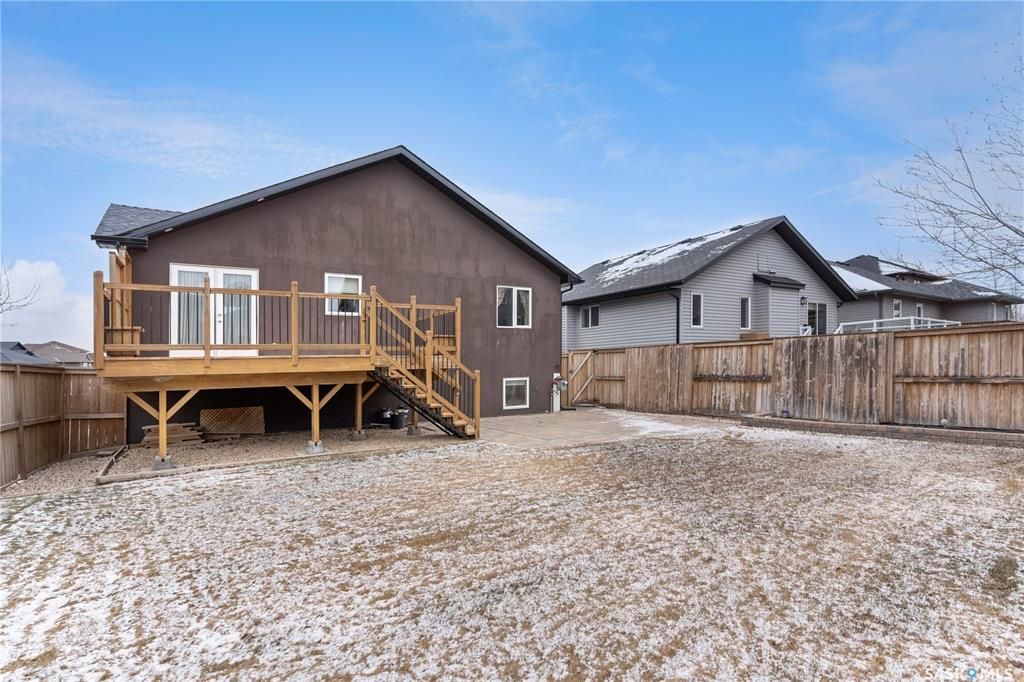 Willowgrove小区Royalty建商2010年建1284尺错层4室3卫独立屋出售。步行近公园，学校，购物。高档装修配置：挑高层高，实木地板，厨房大理石台面升级橱柜搭配背景墙砖，不锈钢家电。超大主卧带步入式衣柜，豪华洗手间全墙贴砖，带按摩浴缸。半地下室大窗户专业装修有1房1 - 25