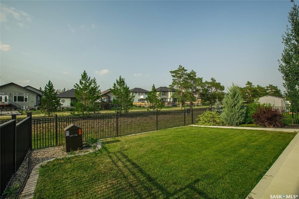 Evergreen小区核心安静路段 近1600尺4房3卫错层独立屋出售，背靠私密绿地步道，风景好，地下室可以独立步出。房屋年代新保养佳。超大多窗户，大尺寸房间，实木地板，厨房大理石台面，挑高层高，双向壁炉。开价：$635000。有意请联系地产经纪Gary Gai - 4