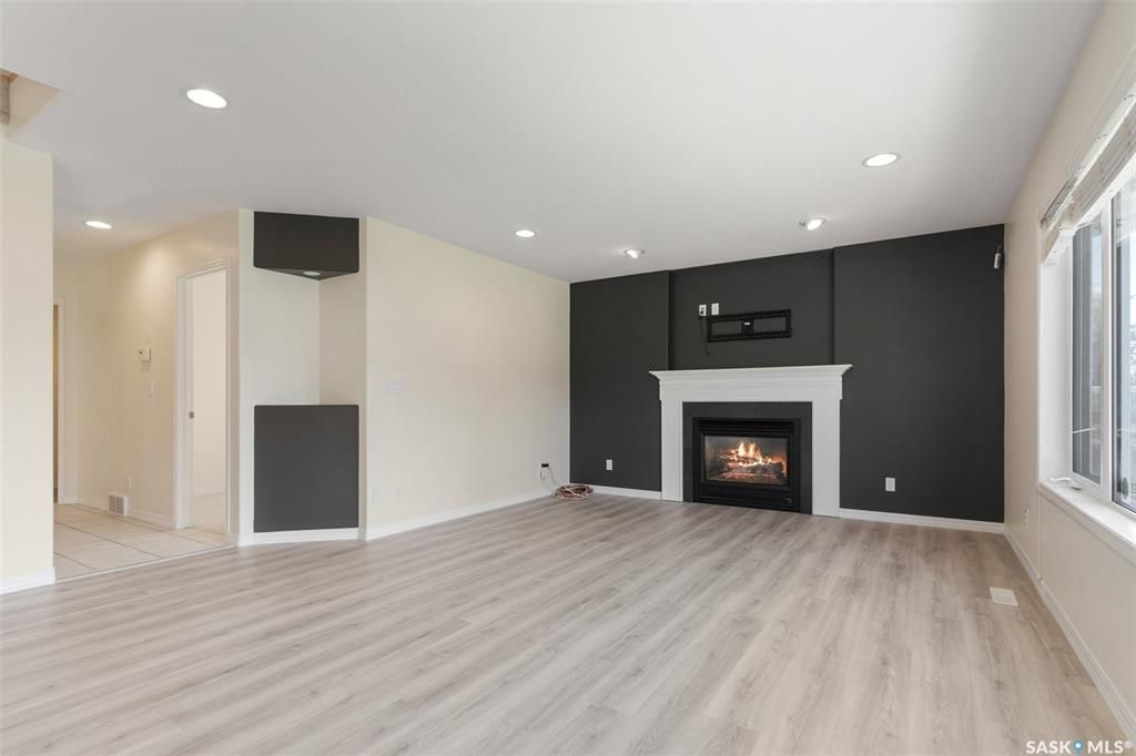 Arbor Creek小区私密安静最佳路段之一2122尺2层独立屋出售。2001年建，过6000尺大地块，5房，1个办公室，3个家庭厅，4卫，一楼挑高顶，明亮PVC大窗，双客厅双餐厅，厨房大理石台面，带独立角柜，新换地板，带一大尺寸书房（可做第六个卧室）二楼三个大房间主卧含独立洗 - 15