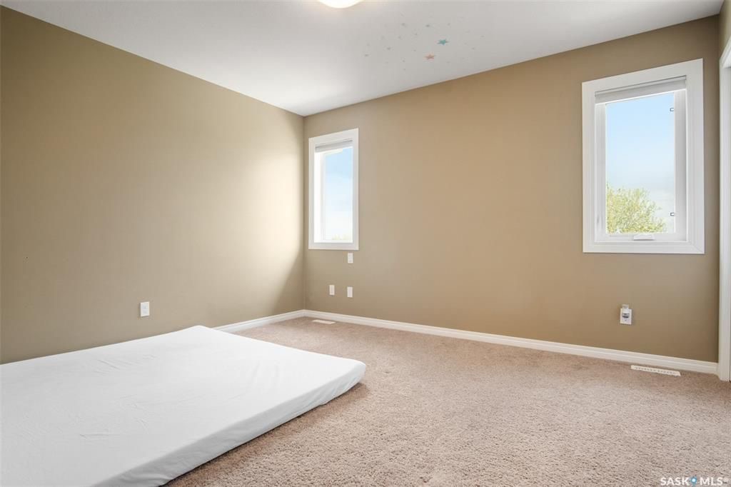 Willowgrove小区5房3卫错层独立屋出售，背靠农地美景，私密无遮挡视野。开放式设计，挑高尖顶，实木地板，枫木厨房带不锈钢家电和角柜，主卧带步入衣柜独立洗手间，半地下室多大窗户9尺层高，2房1超大活动厅外加豪华独立洗手间。双车库带保温，大后院大露台。房屋采光好，保养佳。挂牌 - 17