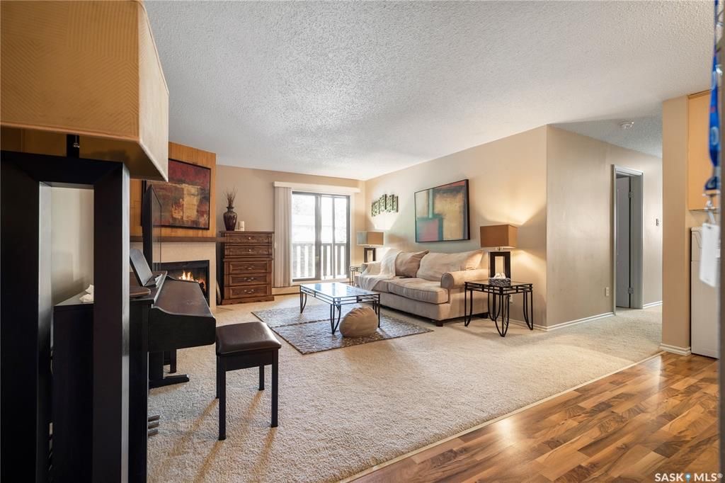 Wildwood小区核心路段3房2卫边户公寓出售，步行至8街购物，小学，公园，游泳馆，室内网球，图书馆。带大露台及储物间，双车位，枫木厨房大理石台面，明亮客厅带电子壁炉，主卧带独立洗手间。独立洗衣机烘干机（2022新换）。社区有健身房，壁球，桌球设施。可自住或投资。挂牌价格：$1 - 6