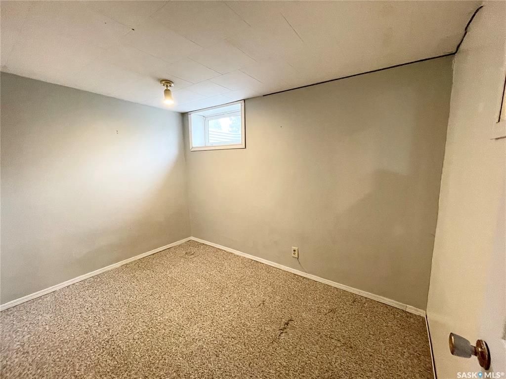 核心路段5房2卫大地双车库独立屋出售。步行百米至8街Greystone小学公园，8街Superstore购物。房屋近期升级有：PVC 窗户，合成木地板，橱柜，洗手间，热水器，屋顶瓦片。 地下室有独立出入，大窗户2房1厅1卫。水吧台带mini炉灶。可自住或投资出租。挂牌价格：$35 - 21