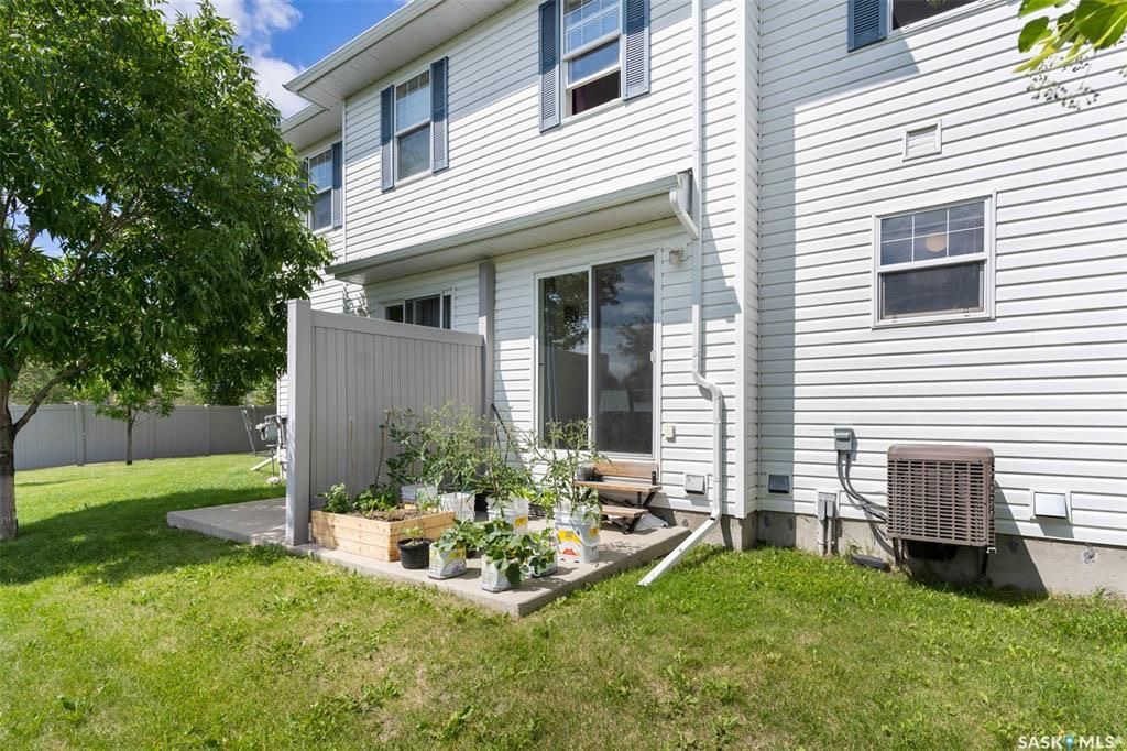 Lakewood小区2003年建3室2卫湖景联排，后院紧邻小湖公园绿地，好风景，好采光。房屋保养好，带双车位，新装中央空调，新换洗衣机，洗碗机，微波炉抽油烟机。客厅实木地板。可以步行至附近商业购物方便，近小学。状况好，保养如新，开价$239000。 有意请联系地产经纪Gary G - 20