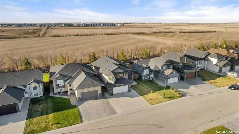 Willowgrove小区1676尺5房3卫错层独立屋出售，绝佳路段背靠农地美景，私密无遮挡视野，可赏极光。开放式设计，挑高尖顶，额外采光天窗，实木地板，大理石台面，主卧带步入衣柜独立洗手间带按摩浴缸，半地下室大窗户9尺层高，2房1超大活动厅。双车库带保温，大后院双层大露台。房屋 - 5