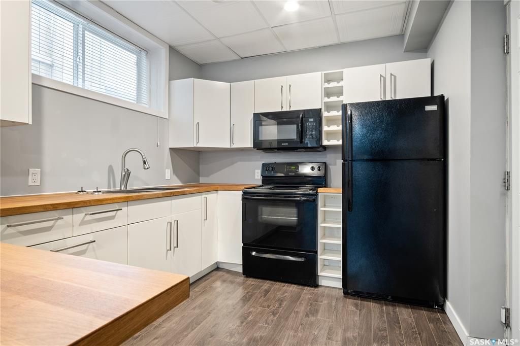 Evergreen小区1565尺2013年建4房4卫双层独立屋出售，近公园和购物中心，周边交通便利。外观设计新颖，开放式宽敞明亮的大厅，复合地板。大厨房带橱柜，和大面积操作台面，不锈钢设备。二楼三间大尺寸房间，主卧有步入式衣柜和双洗手台卫生间。二楼有单独洗衣房。地下室装修为一个一 - 7