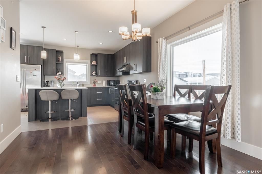 Evergreen小区2014年建大尺寸1532尺高档装修3房3卫独立屋出售。步行可至小学公园。一层和地下均为9尺层高。客厅实木地板，厨房大理石台面岛台现代定制橱柜。主卧带双衣柜及独立洗手间。特色升级有全新中央空调（2021），三层窗户，加高地脚线，前后露台，另有独立院子及大尺寸 - 5