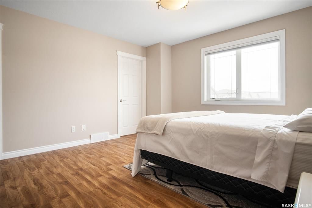 Stonebridge小区3房4卫边户联排出售。近1500尺超大面积，步行至周围小学，公园，购物。大厅12尺挑高，全屋大部分合成板地板，厨房枫木橱柜大理石台面，超大主卧带步入式衣柜和独立洗手间，半地下室完全装修好一房间/活动厅，大窗户外加洗手间。室外带一个大露台，连房子车库。位置 - 20