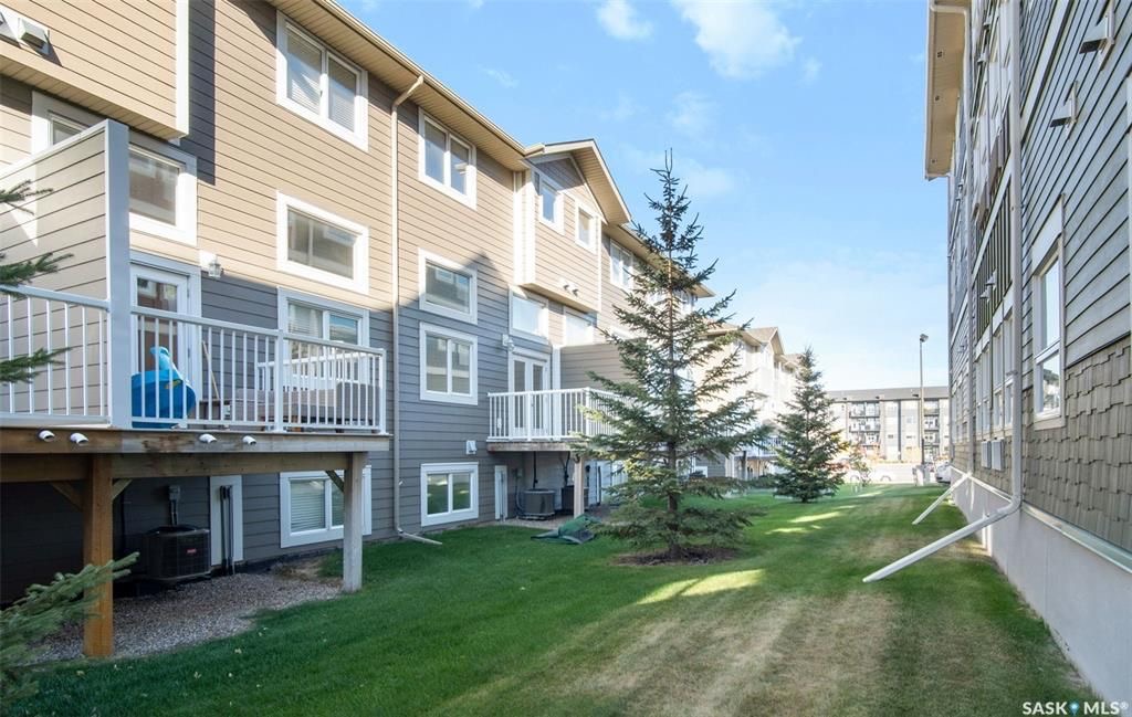 Stonebridge小区4房4卫翻新升级联排出售。近1500尺超大面积，步行至周围小学，公园，购物。大厅12尺挑高，全屋大部分全新换合成板地板，全屋全新刷漆，厨房枫木橱柜大理石台面，楼上3个大卧室，主卧带步入式衣柜和独立洗手间，半地下室完全装修好一房间/活动厅，大窗户外加洗手间 - 22