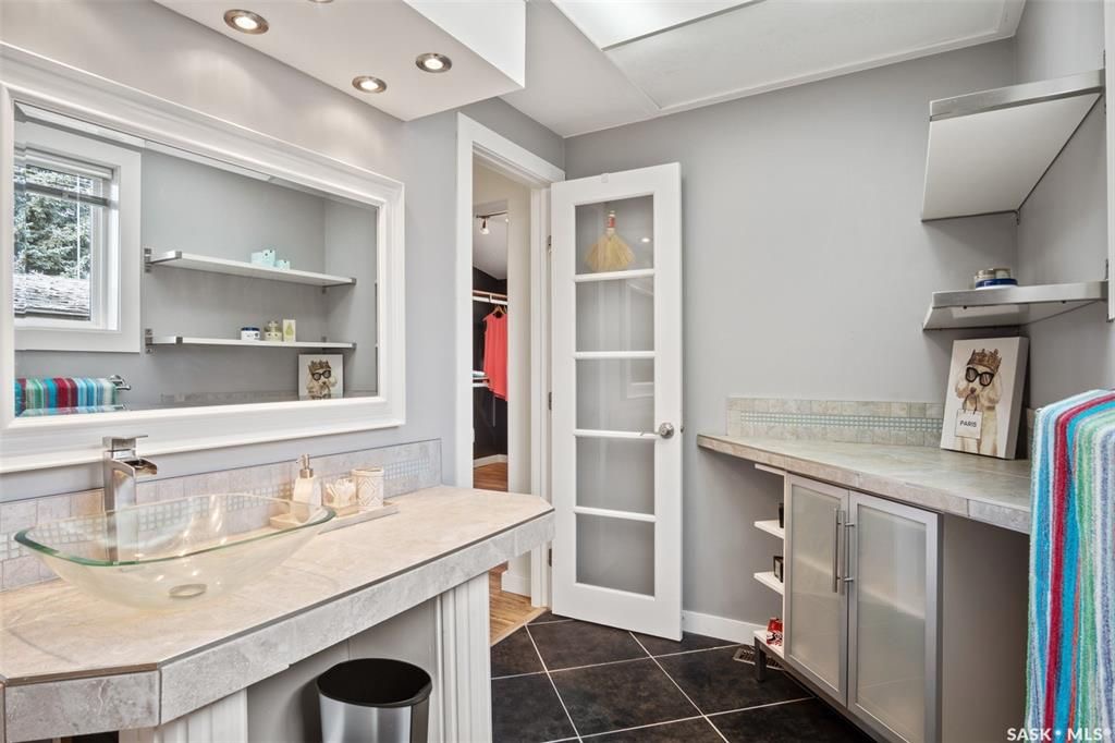 LAKEVIEW小区2390尺5室4卫双层独立屋出售。位于安静核心街区，步行百米至小学，近公园购物交通便利。高品质装修，实木地板，翻新厨房橱柜，全花岗岩台面，双客厅（前厅后厅宽敞），双餐厅（含正餐厅）。私密大后院装有阶梯式大露台。二楼四间大卧室，主卧带超大独立步入衣帽间，大浴室带 - 9