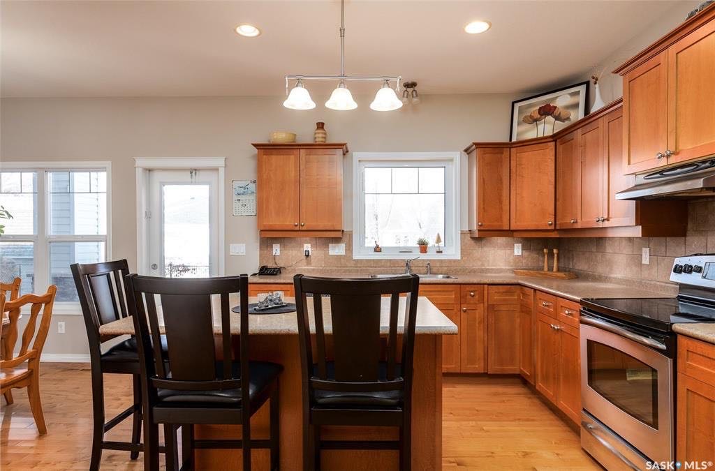 Briarwood小区核心路段两层独立屋出售，一手房本地西人房主，大地块，背靠公园绿地好风景。2007年建，保养如新。1630尺，4房3卫。高效锅炉热水器，一半瓦片新换。家具可议。开价：$499900。有意请联系地产经纪Gary Gai 3063413677 微信：gary367 - 8