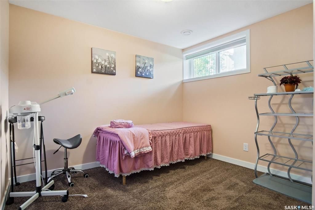 Holliston小区核心区域2012年建1625尺5房4卫半独立屋出售，步行可至学校,公园,8街购物。绝佳拐角边户，带双车库外加双车位，多窗户采光好。一楼9尺层高，双厅带实木地板，厨房大理石台面，枫木橱柜，不锈钢家电。二楼三个大卧室，主卧带独立洗手间全大理石洗手台面。地下室有独 - 21