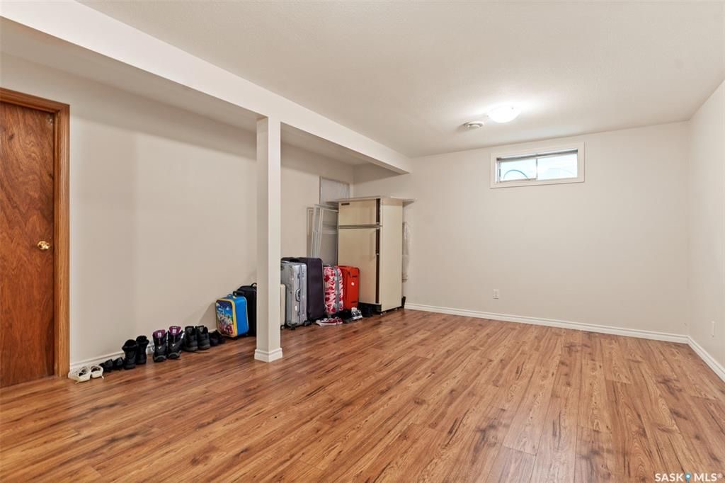 Lakeview小区步行至两所小学公园核心安静地段独立屋出售。4错层好采光，橡木橱柜，主卧带独立洗手间，第三层有超大家庭厅带经典吧台和独立出入门，洗手间有按摩浴缸。第四层装修有一个活动厅可作为第四个房间使用。大占地大院子，露台带顶棚。另有地下喷淋和全新换瓦片，部分更新新pvc窗户 - 15