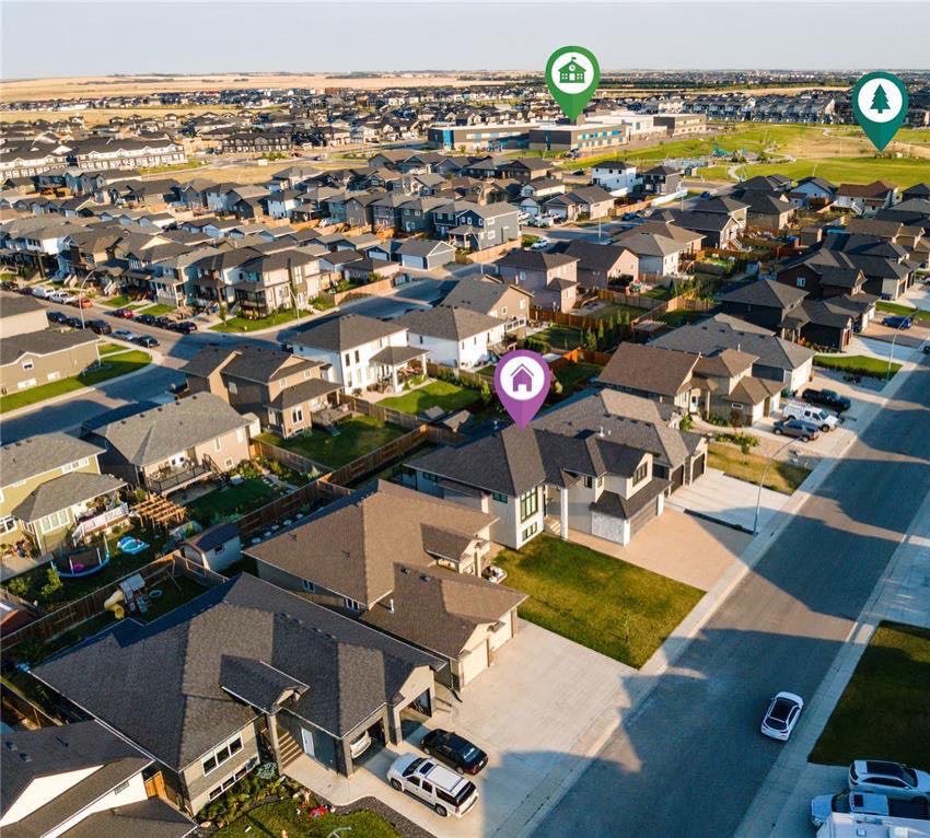 Evergreen小区步行800米至小学，2015年Royalty Construction 建商顶级装修，1915尺Modified Bi Level错层独立屋出售。外墙外立面，灯饰，瓷砖实木地板全面顶级升级配置。4房3卫外加一个大书房，11.5尺高顶，定制橱柜一体厨房奢华家电 - 5