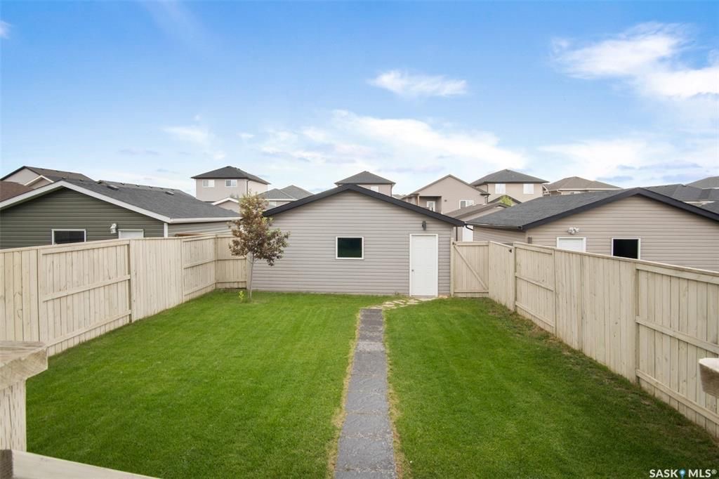 EVERGREEN小区2012年1265尺4房3卫双层独立屋出售。房屋位置佳，步行可达两所学校，公园购物，近高中，周围生活设施齐全。外墙采用石材装饰，一楼实木和瓷砖地板。客厅大窗户好彩光。厨房中岛大理石台面，全部不锈钢设备，多橱柜，带角柜，储物空间足。二楼三间全尺寸卧室。主卧外带 - 20