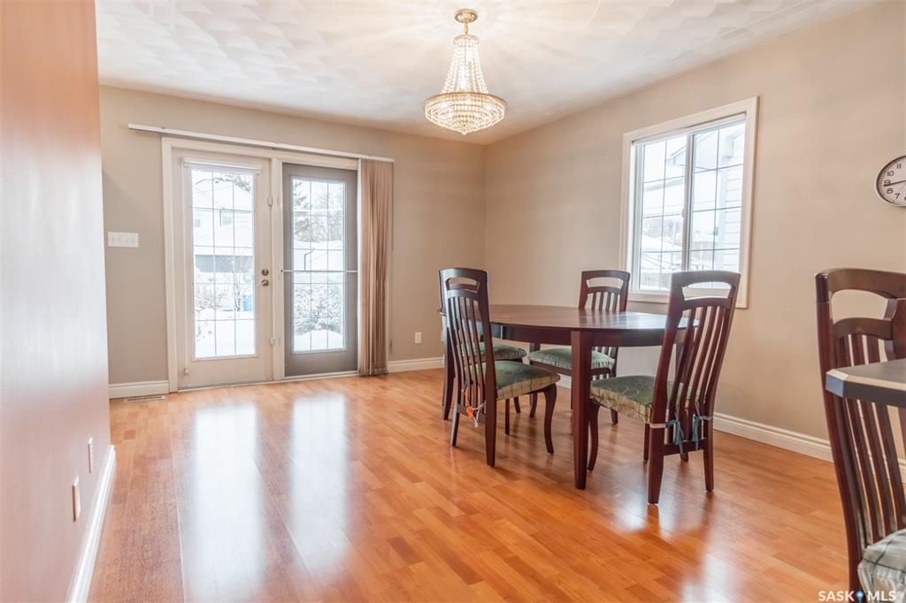 HOLLISTON小区3室2卫独立屋，1280尺，位于安静街区。可以步行至学校，附近有商业区，购物方便，公交线路齐全交通便利。房屋保养好。宽敞客厅带壁炉，开放式厨房，装修精美，白色高级橱柜台面，特色卤素灯，双水池，大量的储物空间。一楼两间全尺寸卧室，地下室已装修有一间卧室，一个卫 - 8