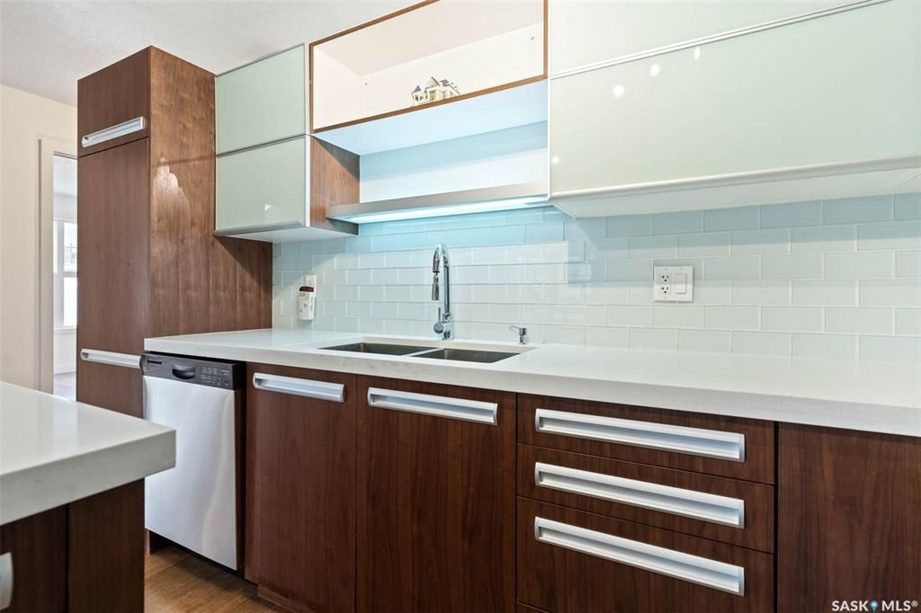 Willowgrove 小区两房一卫带未装修地下室边户联排出售。高档装修，多窗户好采光，开放式设计，竹木地板，厨房大理石台面，现代带阻尼橱柜，不锈钢家电。洗手间瓷砖地板带浴缸。卧室合成板地板。全新刷漆。外带一个室外停车位。小区内有健身房，游泳池等公共设施。位置方便近公园，学校，购 - 16