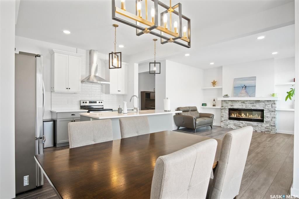 Brighton小区2019年建近2000尺4房4卫独立屋出售！院子私密不靠邻居，步行至公园，购物，及未来规划小学。1 楼9尺层高，带独立书房，开放式设计客厅带壁炉，厨房大理石台面，背景砖，高级不锈钢家电，带独立角柜。大窗户好朝向好彩光。二楼3个大卧室外加超大多功能厅，大主卧带步 - 13