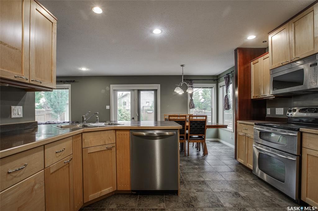 Willowgrove小区安静路段2004年建 4房4卫 1560尺两层独立屋出售。带私密独立后院，连体双车库。近两所小学。主卧带独立洗手间独立冲浪浴缸。地下室装修有一个多功能厅一房间一个洗手间。锅炉近期更新。 	 挂牌价格 $475000。详情联系地产经纪Gary Gai  - 8